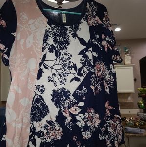 Floral blouse w/side tie on bottom size XL